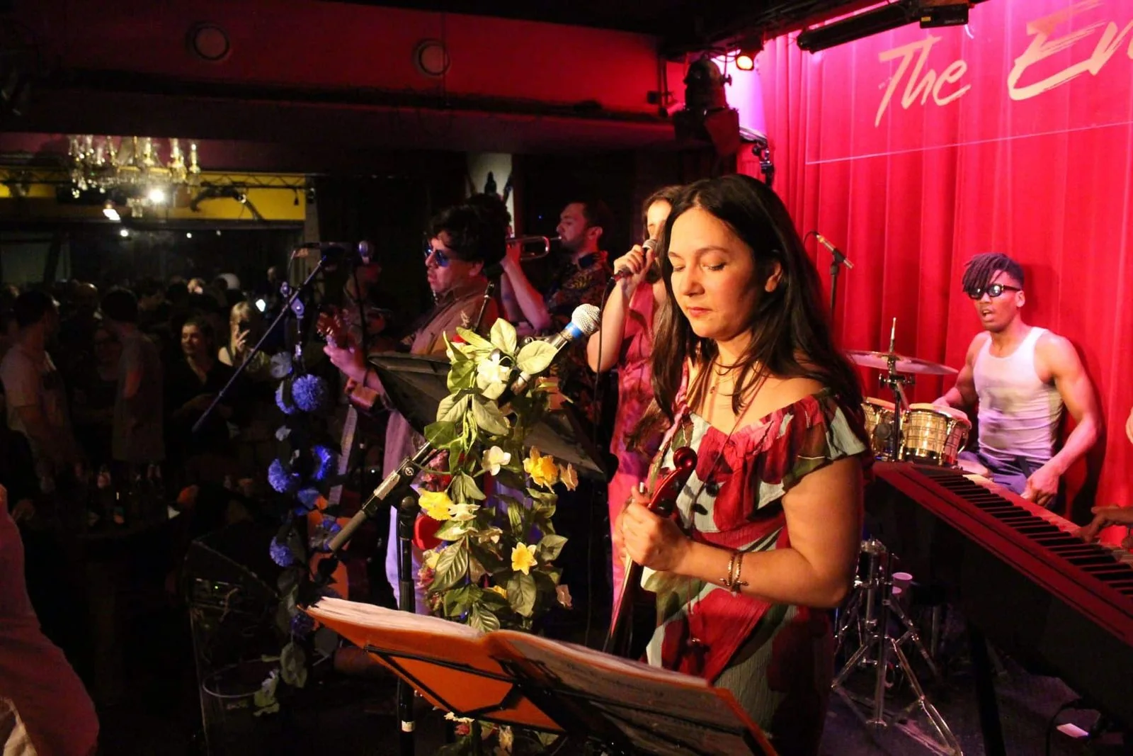 SALSA BAND AMOR Y DESCONTROL (Y SU SALSA PICANTE)