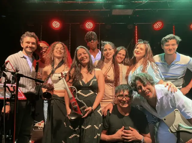 SALSA BAND AMOR Y DESCONTROL