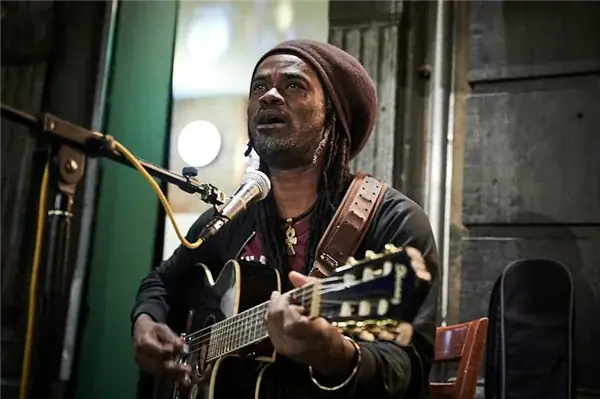 Concert: Rojah Lao + Tralalaband